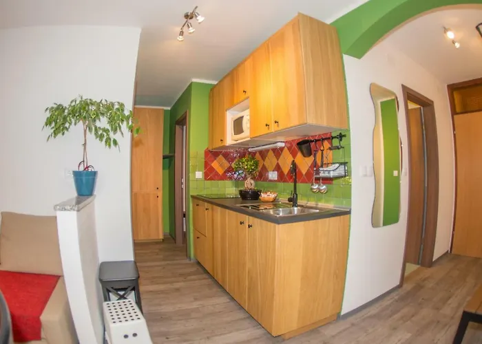 Helena クランスカゴーラ